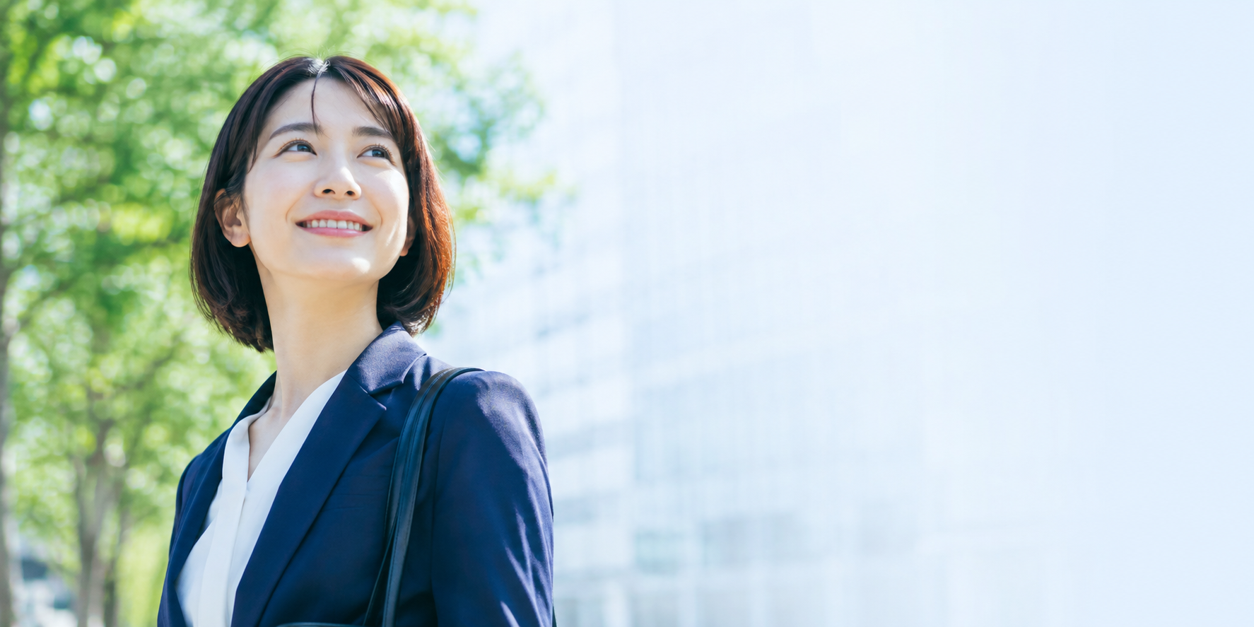 前を向く女性のイメージ